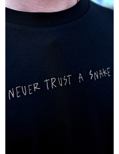 NEVER TRUST A SNAKE  –  T-SHIRT