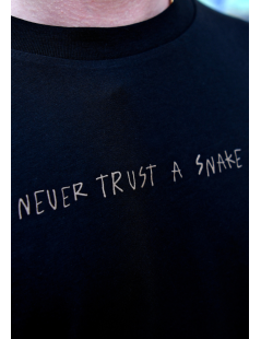 NEVER TRUST A SNAKE  –  T-SHIRT